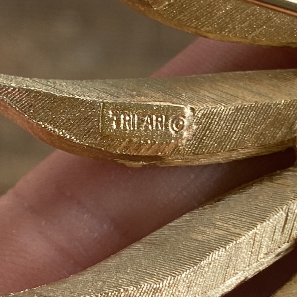 Vintage Crown Trifari Textured Leaves Brushed Satin Gold Tone Sculptural Brooch - Picture 6 of 6